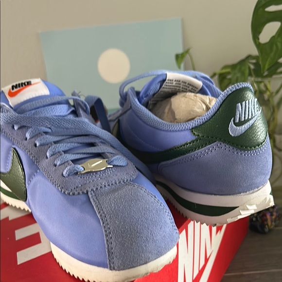 Nike Blue and Green Sneakers Classic Design - Picture 8 of 12